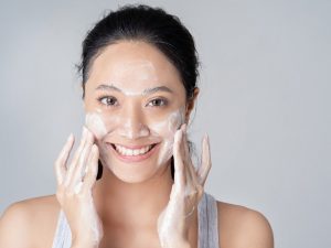 các bước skincare cho da dầu mụn ban đêm