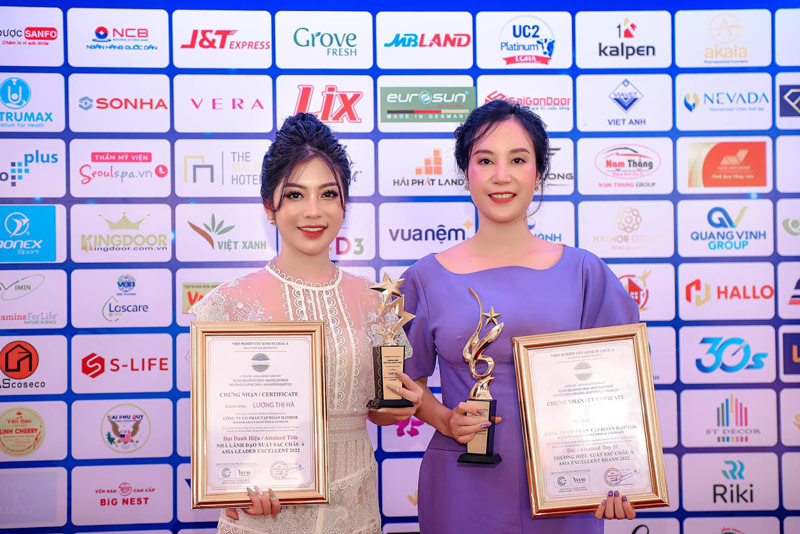 CEO Nguyễn Thị Ánh và giám đốc Hà Lương nhận chứng nhận thương hiệu xuất sắc