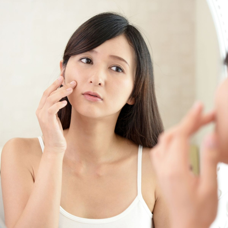 Tác hại của việc sử dụng mỹ phẩm giả, kém chất lượng đối với làn da 2 sử dụng mỹ phẩm giả